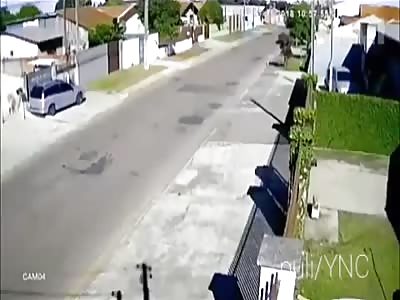A man is thrown in a car during police chase in ParanÃ¡ (Brasil)