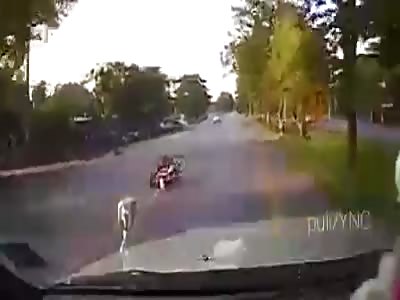 MOTORCYCLIST LOSES THE CONTROL, AND GIVES UP THE ASPHALT