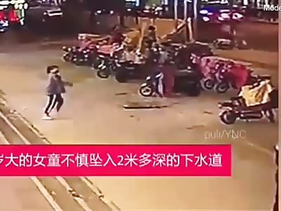 This is the shocking moment little girl falls into sewer in China