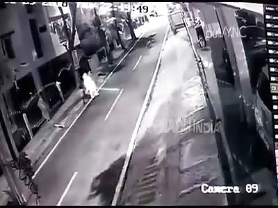 CCTV. EXACT MOMENT THAT THE WOMAN IS. punctured, with a knife