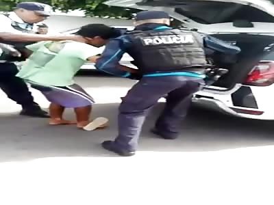THE THIEF IS BEATEN BY THE POLICE FOR STEALING TO WOMAN