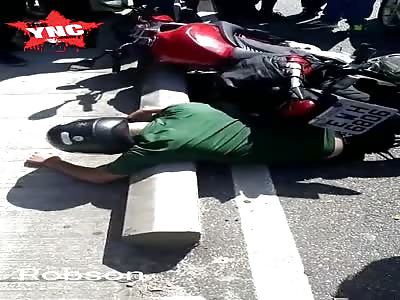 The motorcyclist went to rob a driver now in front of the commercial b