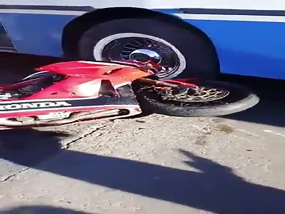 Criminals stole motorcycle and collided with a collective. One died, the other was able to escape.