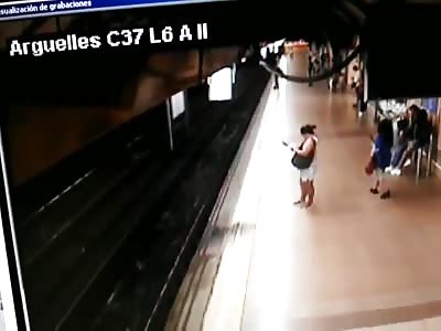 Man Wearing MMA Gloves Kicks Stranger Into Path of Oncoming Tube Train