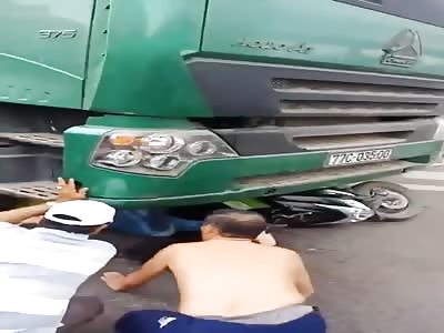  The fucking bike... Motorcyclist crushed by truck 