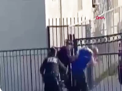 Two police officers beat a black man in the American city of Los Angel