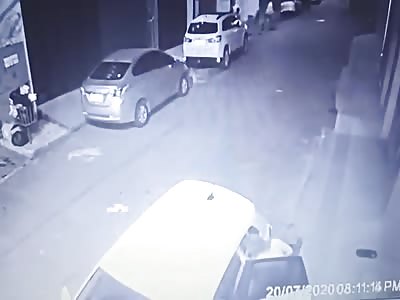 Cctv. Thieves shoot woman 