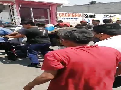 With blows and kicks they try to lynch an alleged murderer in Tizayuca