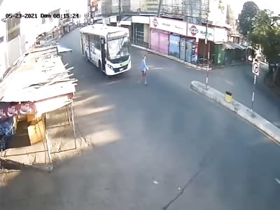 CCTV.accident distracted man is run over