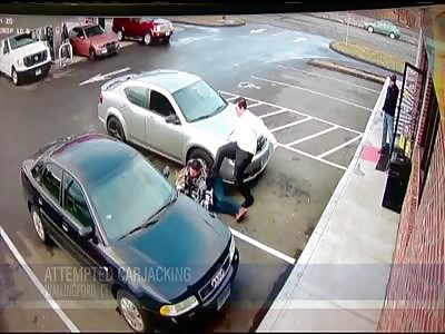 WTF LOL CRAZY MAN ATTEMPTS CAR JACKING TWO PEOPLE