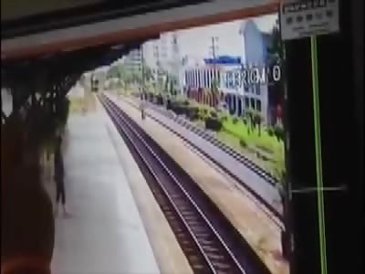 (Video with problems)WOMAN AMPUTATES HER LEGS WITH A TRAIN