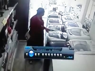 Thief swallows tv in store ( Dash cam)