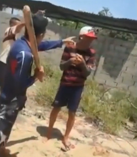 Venezuelan Gangster Gets Beaten And KO'd With Bat/Sticks At Gunpoint