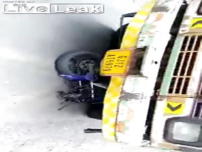 Motorciclyst crushed by truck