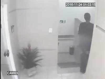 (Full Video) BRAZIL: OFF-DUTY COP UNLOADS MAGAZINE INTO ARMED ROBBER AT CLOSE RANGE
