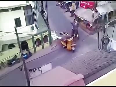 Elephant kill people in the street 