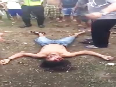 Man is almost lynched by the population except by police officers