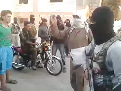 Daesh pigs performs in public a young man in the town of Diralzor