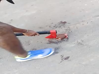 (BRUTAL) man has cut hands and executed by traffickers