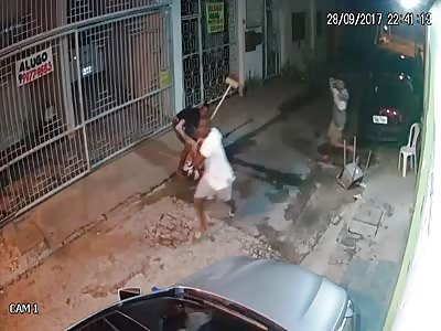 Thief in Motorcycle is caught by Men and beaten with sticks