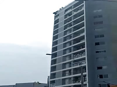 Suicidal Man Falls 15 Storeys After Failed Rescue in Lima, Peru (Long video)