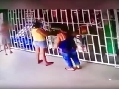 mother brutally beat her daughter because she sent her to put a recharge to his cell phone and the girl put it wrong
