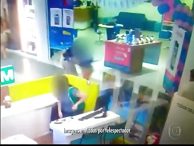  man prevents robbery and fights with armed robber inside of shopping mall