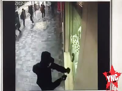 good thief shatters window and snatches diamond ring in broad daylight