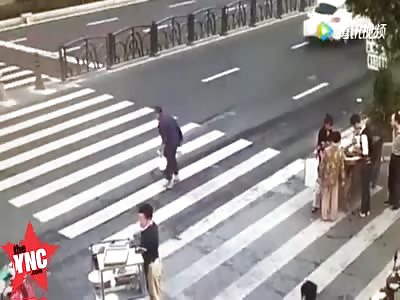 old  man dies on the zebra crossing 