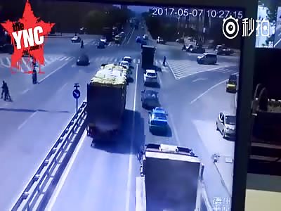 Mother and daughter get crushed under a truck