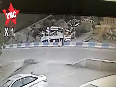 Saudi Arabia  2 dead when car crashed into Highway light repair crew @0:36 mark