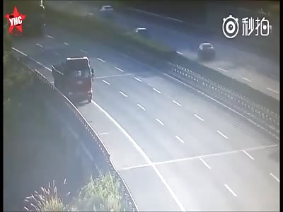 [better close up]  miracle! Hang Xinjing high-speed truck rear-end big bang driver actually unharmed