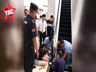2-year-old girl got fingers stuck in the escalator