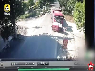 old lady died on her electric tricycle gets crushed by a truck