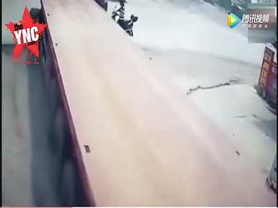 woman gets crushed under a lorry 