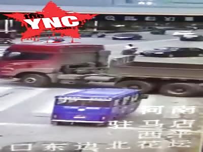 electric car driver nearly got crushed under a lorry