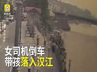 female driver  when  reversing fallen into the  Han River