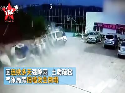 in Yunnan Yuxi a wall collapse 10 vehicles were flattened