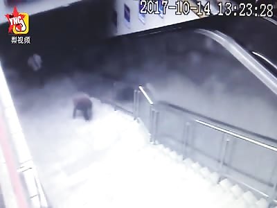  81-year-old man fell down the stairs in  Nanjing