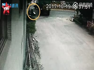 man is crushed in Guangdong 