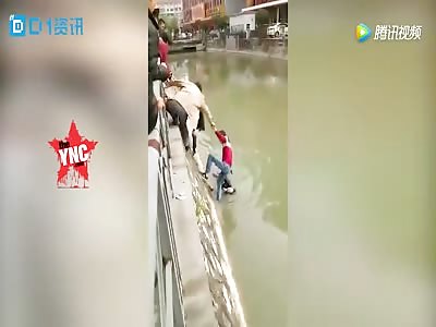  elderly man fell into the the dirty water in Guangdong