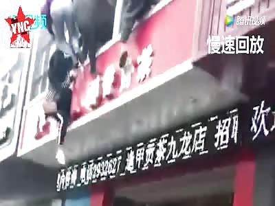 12 trapped people jumped to escape a fire in Zhangzhou