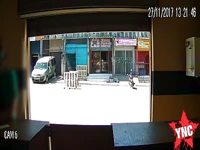 sexy woman robs a mobile phone shop  in Vista Alegre neighborhood