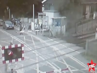 idiot risking their lives by ignoring red lights at level crossings  Read