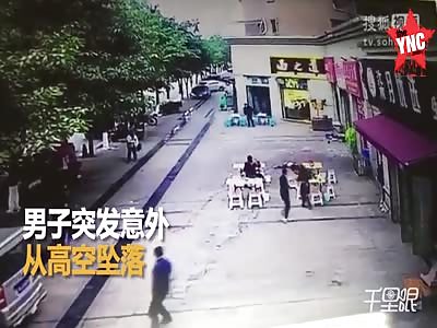 suicide man falls next to friends eating there beef noodles 