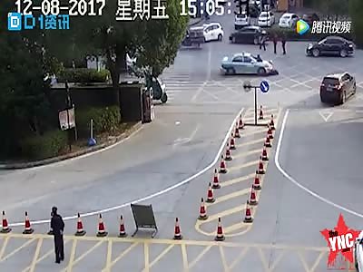 mother and daughter are hit on the zebra crossing by a taxi driver in Zhejiang