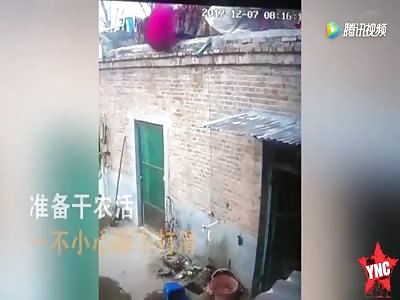 Woman fell from the roof and died