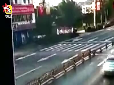  a 70-year-old man crossed the zebra crossing is sent flying over 20 meaters