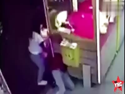womans head is stuck in the doll machine in Guangdong