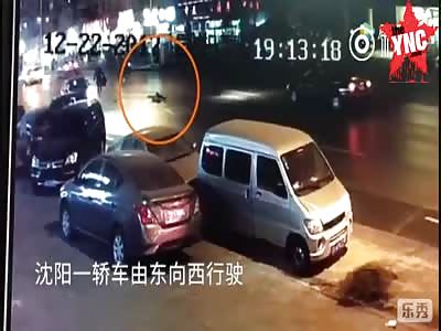 5-year-old girl across the road, was hit by a car and sent 5 meters in Shenyang